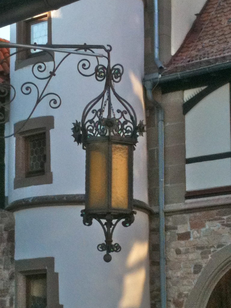 Lampe im Schlosshof