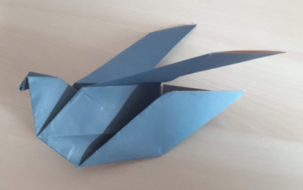 gefaltete Papiertaube blau Origami